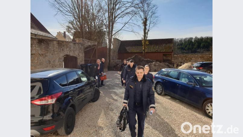 Die ersten Studierenden der Polizei kommen bei herrlichem Frühjahrswetter in der Klosterburg Kastl an. Bild: exb