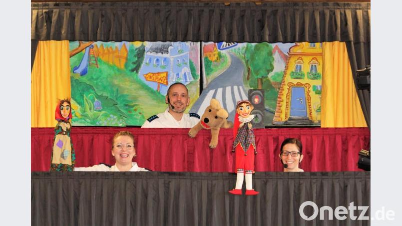 Ein eingespieltes Superhelden-Team: Polizeihauptmeister Thomas Nörl als &quot;Wuschel&quot;, die liebenswerte Polzeihauptmeisterin Bernadette Brünnig als &quot;Hexe Wackelzahn&quot; und Polizeihauptmeisterin Michaela Argauer als der &quot;verzauberte Kasperl&quot; zeigen sich von ihrer kreativen und äußerst humorvollen Seite. Eine wahre Bereicherung in der Verkehrserziehung für Kinder. Bild: Dagmar Williamson