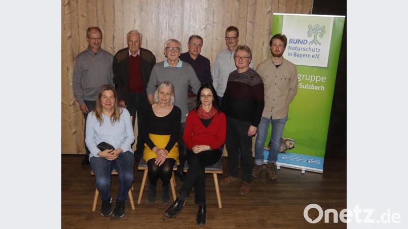 Der neue Vorstand des Bund Naturschutz (stehend, von links): Tainer Koch, Josef Christ, Vorsitzender Peter Zahn, Gerd Blüchel, Jens Heyland, Hand-Jürgen Bumes und Jonas Nellhübel sowie (sitzend, von links) Gertrud Burger, Beate May und Hannelore Scharl. Bild: mfh