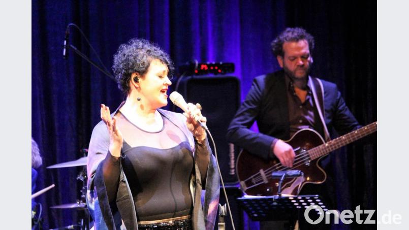 Ein fulminanter Auftritt im fast ausverkauften Stadttheater, der Aretha Franklin zum Leben erwecken lässt: Stimmgewaltig ohne Übertreibung singt Steffi Denk Lieder der &quot;Queen of Soul&quot;. Bild: Dagmar Williamson