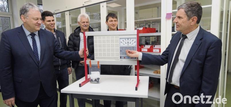 Neueste Messgeräte warten in der Physiksaal-Vorbereitung: Von links Landrat Richard Reisinger, Dominik Ernst, Peter Rußmann und Peter Gollwitzer vom Gebäudemanagement des Landkreises und Schulleiter Oberstudiendirektor Dieter Meyer. Bild: Stephan Huber