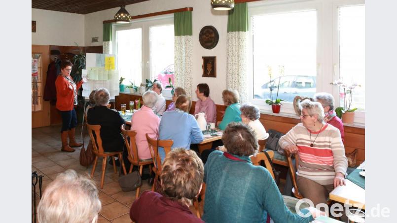 AWO-Vorsitzende und Bezirksrätin Brigitte Scharf (stehend) informiert unter anderem über die Grundrente. Bild: den
