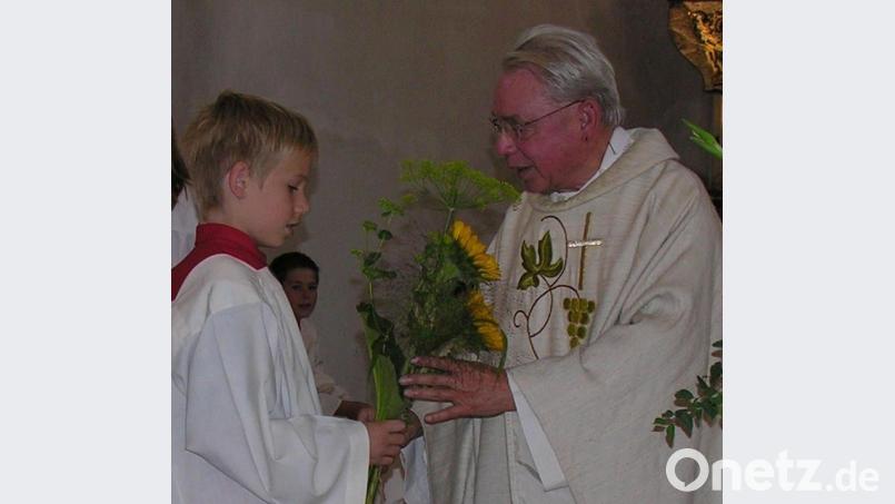 Blumen überreichten die Ministranten zum Goldenen Priesterjubiläum an Pfarrer Erwin Strempel Bild: bö