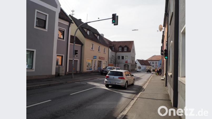 Die Ampel bleibt, aber die Bordsteinkanten links und rechts der Knorrstraße werden auf das Fahrbahnniveau abgesenkt. Ähnlich wie der Übergang in der Inneren Flosser Straße soll sich dann auch diese innerstädtische Querung präsentieren. Bild: krb