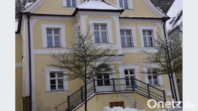 Der Kindergarten St. Jakobus in Hohenburg kann heuer auf 100 Jahre zurückblicken. Im Gebäude am Hohenburger Marktplatz war nicht nur der Kindergarten untergebracht, sondern auch die Haushaltungsschule. Das Haus hieß damals &quot;Schwesternwohnheim Bernarda&quot; - und dazu sucht man jetzt nach Erinnerungen vor allem auch an die Haushaltungsschule. Bild: bö
