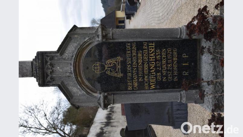Das Priestergrab im Friedhof in Hohenburg erinnert an den bischöflich geistlichen Rat Pfarrer Wolfgang Häsele. Er gilt als der Stifter der caricativen Einrichtung in Hohenburg. Er ist am 28. November 1920 in Hohenburg verstorben - genau am dem Tag, als die Ordensschwestern vom Heiligen Kreuz aus Altötting nach Hohenburg gekommen sind. Bild: bö