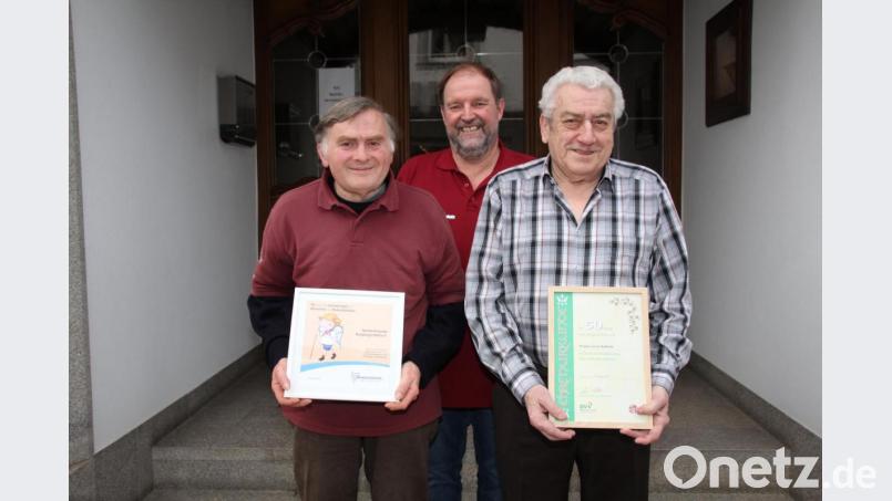 DVV-Bezirksvorsitzender Karl-Heinz Lehner (Mitte) zeichnete die Wanderfreunde Burglengenfeld, vertreten durch Alfons Royer (links) für die Unterstützung der Aktion „Deutschland wandert - Deutschland hilft“ aus. Für die Wanderfreunde Kelheim, die seit 50 Jahren Mitglied im DVV sind, nahm Karl Riedl die Urkunde entgegen. Bild: frd