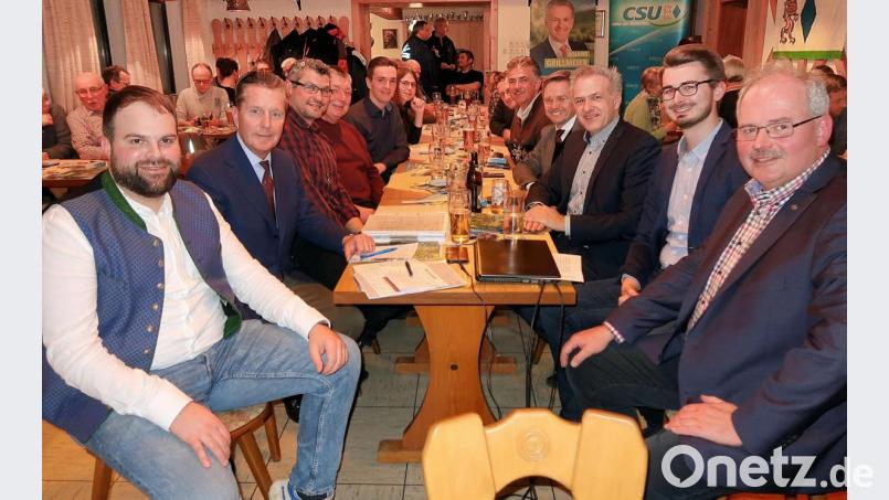 Mit viel Zuversicht gehen die Kandidaten des CSU-Ortsverbandes Friedenfels in die Kommunalwahlen am 15. März. Prominente Unterstützung erhielten Vorsitzender Gottfried Härtl (rechts) und die Mitglieder am Infoabend von Landratskandidat Roland Grillmeier (Dritter von rechts) und MdL Tobias Reiß (Vierter von rechts). Bild: bsc