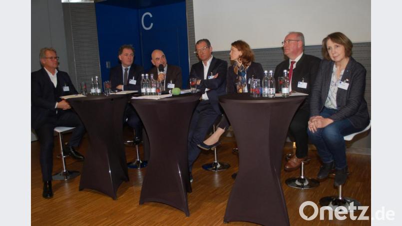 Die Podiumsrunde (von links) Stephan K. Fischer (VBW), Horst Meierhofer (FDP), Jürgen Mistol (Grüne), Johannes Helmberger (VBW), Tanja Schweiger (Freie Wähler), Franz Löffler (CSU) und Annette Karl (SPD). Bild: gib