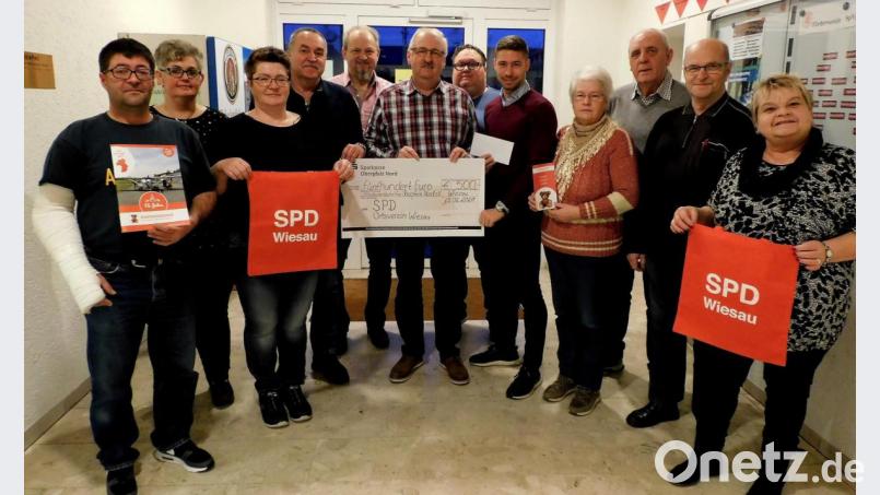 Die SPD-Marktratskandidaten sammelten für einen guten Zweck. Anstatt in viele Wahlplakate zu investieren, wurde die Kinderkrebshilfe Nordoberpfalz unterstützt. Herbert Putzer (Siebter von rechts) nahm 500 Euro von Benny Lauton (Fünfter von rechts) entgegen. Bild: wro
