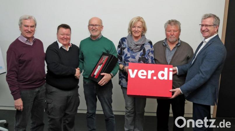 Die Verdi-Senioren Telekom/Logistik verabschieden ihren langjährigen Vorsitzenden Manfred Kuchner (Dritter von links). Agnes Söllner (Dritte von rechts) und Peter Lachmann (links daneben) übernehmen den Vorsitz kommissarisch. Bild: Dobmeier