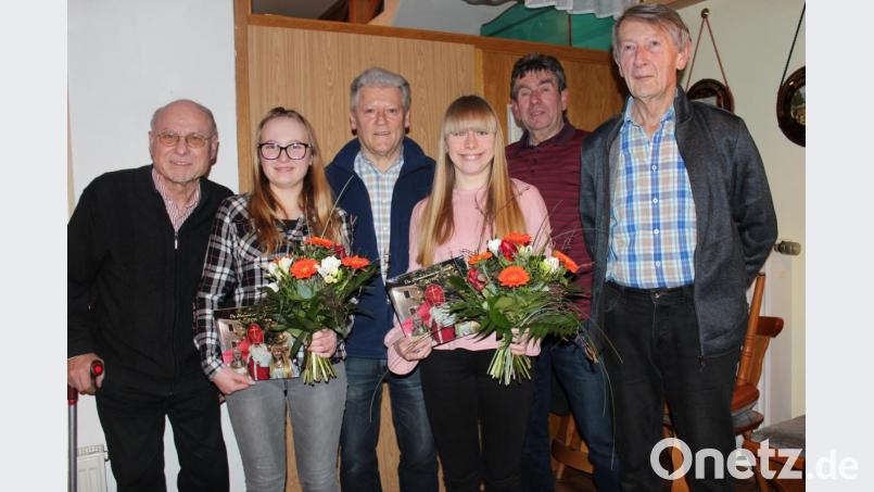 Große Anerkennung für ihre hervorragenden Einsätze der Auerbacher Christkinder (von links): Mentor Alfred Graf, Nathalie Becher, Stadtverbandsvorsitzender Eugen Eckert, Marina Brütting, der als Nikolaus auftretende Anton Lord und stellvertretender Stadtverbandsvorsitzender Theo Schleicher. Bild: cs