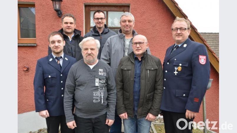 Ehrenmitglied Franz Ring (vorne, Zweiter von links) ist seit einem halben Jahrhundert unverzichtbare Größe bei der Ortsteilwehr an der Pfreimd. Auch als Wirt im Gerätehaus verdient er sich Sporen. Vorsitzender Reinhard Wiesent (rechts) und stellvertretender Vorsitzender Richard Seegerer (links) zeichneten die verdienstvollen Männer aus. Bild: dob