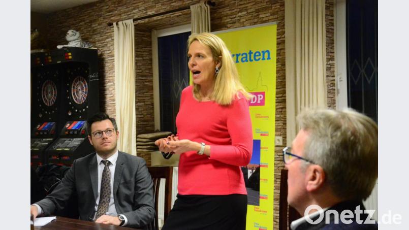 „Wir können motivieren, wir können stärken. Aber letztendlich hängt alles vom individuellen Leistungswillen jedes Einzelnen ab", sagt Julika Sandt beim FDP-Abend mit Christoph Skutella (links) und Stadtrat Reinhold Wildenauer. Bild: Kunz