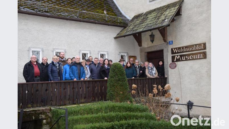 Die Jahrestagung der ehrenamtlichen Museumsbetreuer im Landkreis im Waldnaabtalmuseum bringt einen lebhaften Erfahrungsaustausch mit sich. Bild: fz