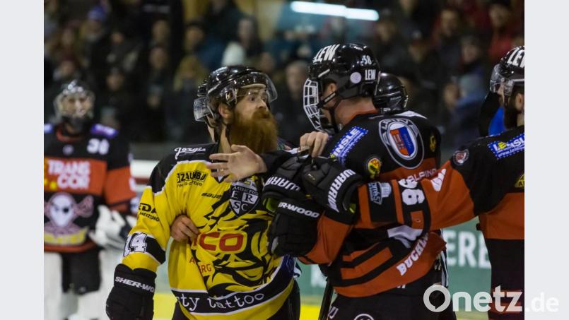Freunde müssen sie nicht werden, Andreas Hampl (Mitte) vom ERSC Amberg und die Cracks aus Buchloe. Provozieren lassen sollten sich die Spieler des ERSC aber auch nicht, um Strafzeiten zu vermeiden.. Bild: Lindemann