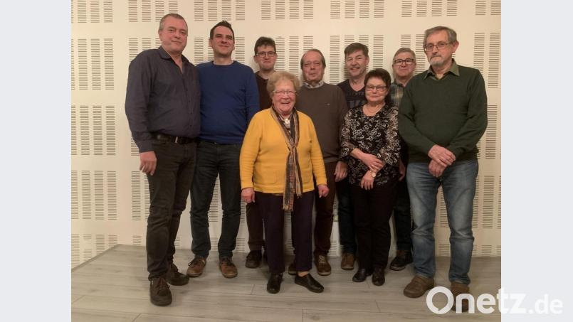 Auf dem Bild von links nach rechts zu sehen:Reinhard Heldmann, Philipp Wondra, Ronny Hog, Margarete Strobl, Harald Reitmeier, Peter Hofmann, Herta Heuberger, Otto Weber und Rudolf Braun Bild: Krippenfreunde Amberg/exb