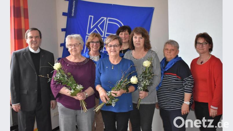 Frauenbund-Vorsitzende Doris Schreglmann (Dritte von links) freut sich, Eleonore Fischer, Ella Buber und Christine Waletzko als neue Mitglieder begrüßen zu können. Bild: rgr
