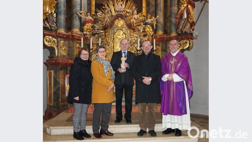 Für 40 Jahre engagierten und zuverlässigen Mesnerdienst in der Stadtpfarrkirche St. Vitus dankten Hans Gräf (Mitte) Pfarrer Josef Irlbacher, Kirchenpfleger Martin Nagler, stellvertretende Pfarrgemeinderatsvorsitzende Luzia Stingl und Anita Hartmann von der Kirchenverwaltung (von rechts). Bild: ads