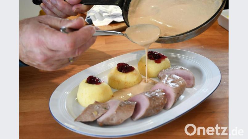 Die gebratenen Äpfel mit Preiselbeeren schmecken köstlich zum Wildschweinfilet. Wer mag, serviert dazu noch Rotkohl und Feigen. Bild: Gabi Schönberger