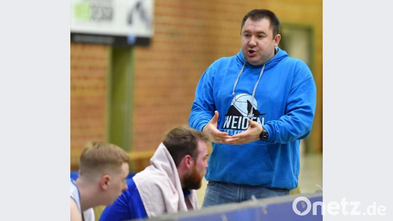 Roman Lang (rechts), Trainer der Hamm Baskets, bereitet seine Akteure auf das Gastspiel des Tabellenführers in Weiden vor. Bild: A. Schwarzmeier
