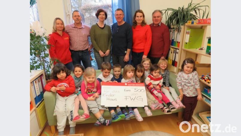 500 Euro überreichen die Parksteiner Freien Wähler Wolfgang Bösl, Silvia Korsche-Ströhl, Bürgermeisterkandidat Reinhard Sollfrank, Alexandra Gammanick und Fraktionsvorsitzender Josef Burkhard (von rechts) an die Leiterin des Kinderhauses, Jutta Kellner (links). Bild: adj