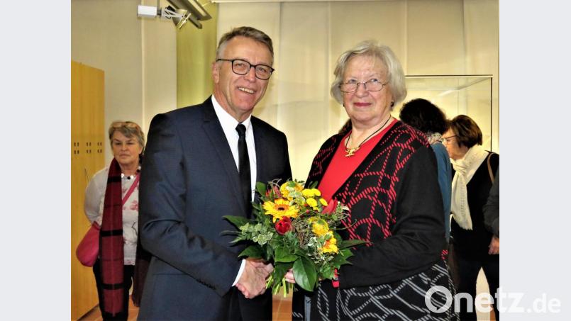 Bürgermeister Franz Stahl dankte der Kunsthandwerkerin Anna Kaltenekcer mit einem Blumenstrauß für ihre Bereitschaft, im Museumsqaurtier auszustellen. Bild: ubb
