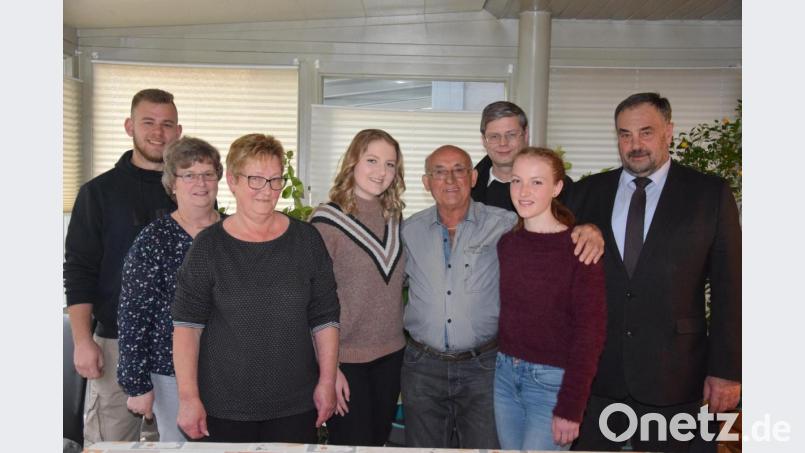 Die 80 Jahre sieht man Johann Pflaum (4.v.re) nicht an. Sein &quot;Ein und Alles&quot; sind seine Enkelinnen Celine (links von ihm) und Luisa (rechts von ihm), betont das Geburtstagskind. Gemeinsam mit Ehefrau Elisabeth (vorne links) und der restlichen Familie verbrachte Johann Pflaum seinen Ehrentag auf Fuerteventura. Bild: fla