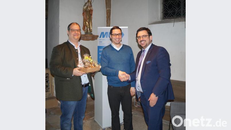 Christian Paulus (links) und Fabian Biersack (rechts) bedankten sich bei Professor Daniel Loebenberger für den Vortrag bei der Mittelstandsunion. Bild: weu