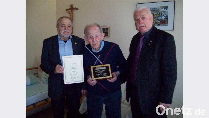 Der 99-jährige Karl Urbas (Mitte) bekommt von Walter Ebenschwanger (links) und Hans Knorr die Ehrung. Bild: exb
