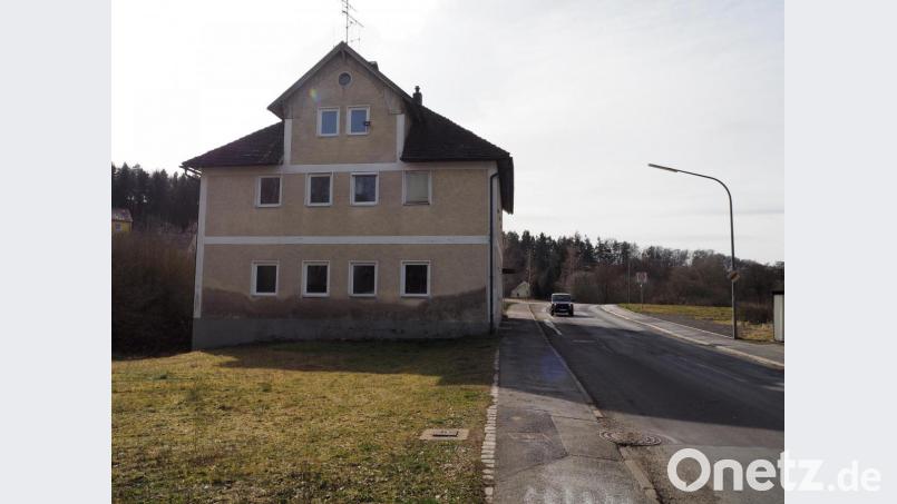 Dieses Bild wird bald der Vergangenheit angehören. Die Stadt hat inzwischen ein Unternehmen gefunden, dass das frühere Wirtshaus „Zur Glashütte“ in der Fabrikstraße abreißt. Bild: krb