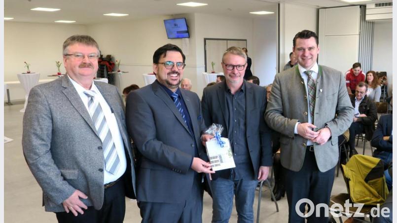 Direktor Klaus Biersack, Planer Fabian Biersack, Architekt Alfred Popp und Landrat Thomas Ebeling (von links) feierten mit den Ehrengästen die Einweihung des ersten Trakts der Realschule Burglengenfeld. Bild: Hirsch