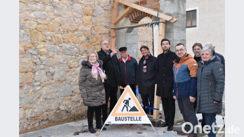 Politikern und Anwohnern stellt Erich Regler (Dritter von links) sein Projekt vor. Bild: hcz