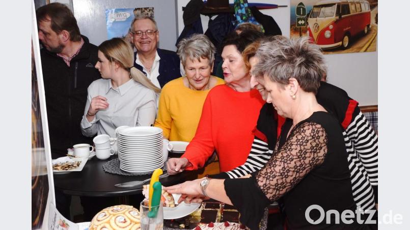 Bei der Verteilung von Kaffee und Kuchen halfen die jungen Damen Mitglieder der IWG kräftig mit. Einen Leitfaden für ältere Neubürger und ein Freizeitangebot will Wilhelm Klug (Dritter von links) ausarbeiten. Bild: bkr