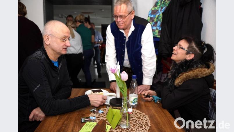 Wilhelm Klug (Mitte) im Gespräch mit Gästen des Kaffeenachmittags Bild: bkr