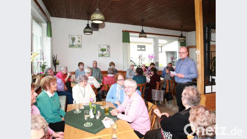 Roland Lochner, Projektleiter des Generationennetzwerks (stehend) spricht über die Einrichtung. Bild: den