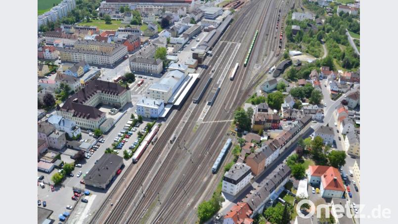 Der Bahnhofsbereich von Weiden. Hier stehen in den kommenden zehn Jahren erhebliche Veränderungen an, unter anderem der barrierefreie Ausbau mit Anbindung an den Ortsteil Lerchenfeld (rechts). Luftbild: Michael Ascherl