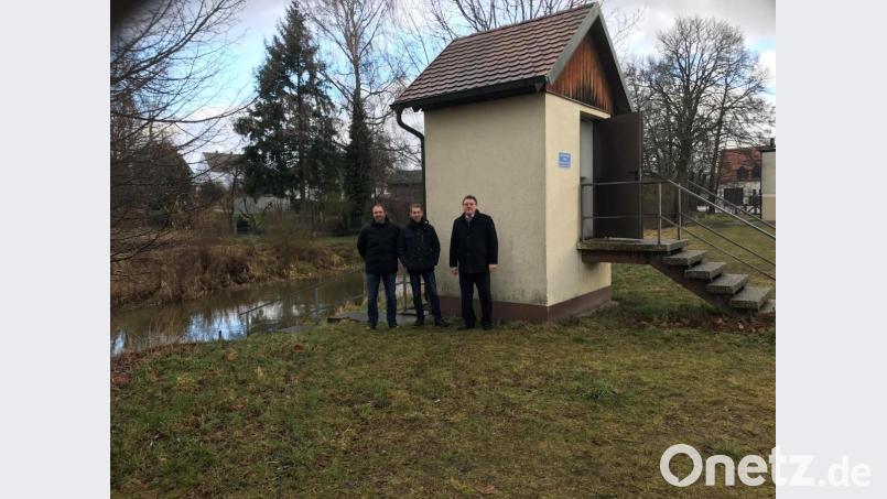 Bauamtsleiter Stefan Ertl (links) und Bürgermeister hans-Martin Schertl (rechts) lassen sich von Jürgen Festbaum vom Wasserwirtschaftsamt die Baumaßnahmen erklären. Bild: Stefanie Gradl