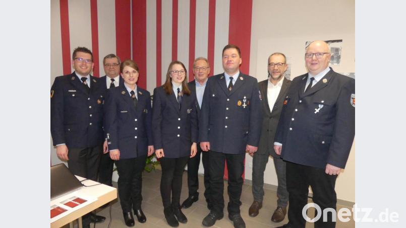 Verantwortung für den Feuerwehrverein tragen künftig (vorne, von links) Korbinian Dunzer (neu), Corinna Danzer (neu), Magdalena Gradl und Martin Pscherer. Zur Wahl gratulieren (von rechts) Thomas Schreml, die stellvertretenden Bürgermeister Karl Lorenz und Klaus Lehl sowie Stadtverbandsvorsitzender Dieter Kies. Bild: rn