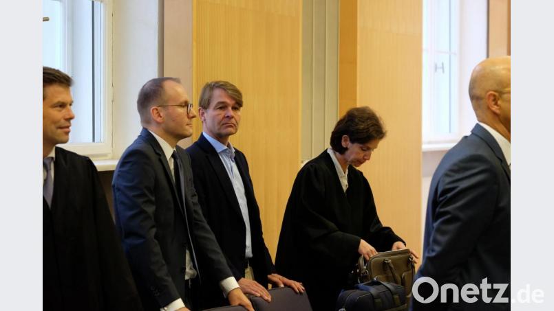 Bis vor Kurzem saß Martin Schmack (Mitte) noch zwischen seinen Verteidigern auf der Angklagebank. Am Freitag sagte er als Zeuge aus. Bild: Simon Kunert