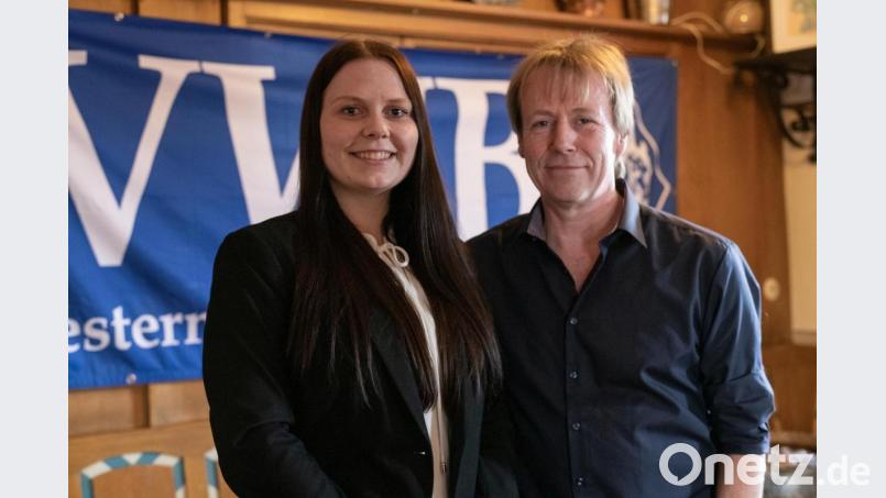 Christina Pfab wurde bei der Vereinigung der Westernreiter in Bayern geehrt. VWB-Vorsitzender Rainer Maierhofer zeichnete sie als Siegerin in der Leistungsklasse Amateur aus. Bild: CORRIE FUHR