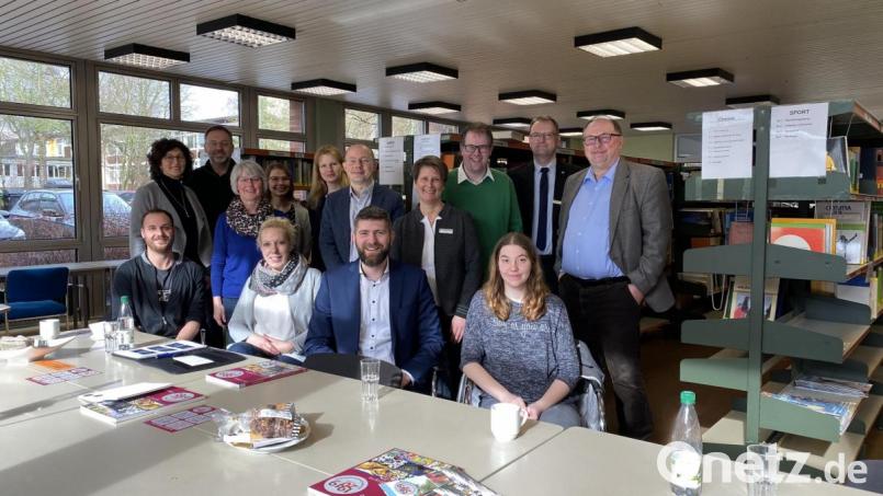 Der Schulleiter des Otto-Hahn-Gymnasiums Marktredwitz, Stefan Niedermeier (rechts), Carola Meyer von der Agentur für Arbeit (zweite Reihe, Vierte von rechts) und der Beratungslehrer der Schule, Florian Küfner (zweite Reihe, Dritter von rechts), freuen sich im Kreise der Referenten über einen gelungenen Studientag. Bild: Otto-Hahn-Gymnasium/exb