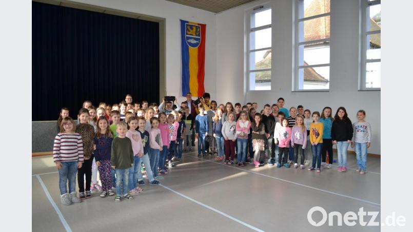 Die Eslarner Schüler freuen sich über zwei Bluetooth-Lautsprecher im Wert von 500 Euro. Bild: buc
