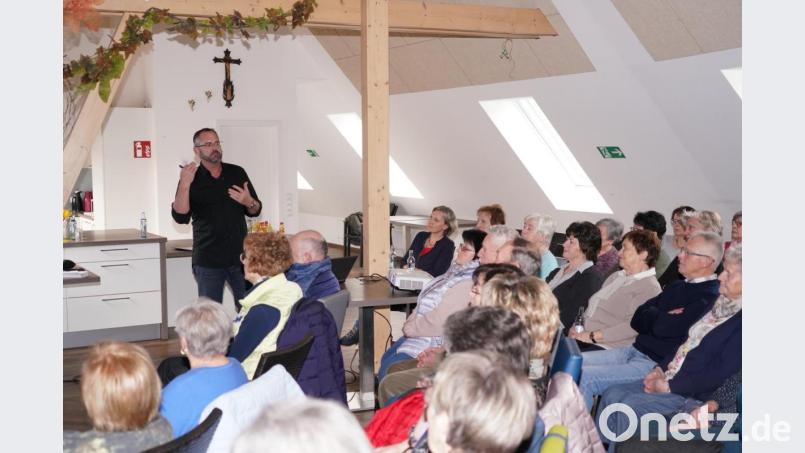 Dr. Thomas Finkenzeller (stehend) beim NEUN2727-Vortrag im Waldthurner Gesundheitszentrum Bild: fvo