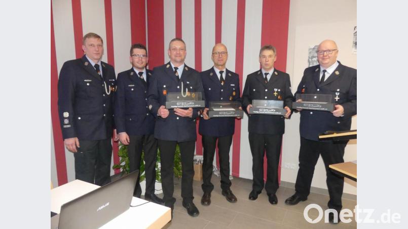 Christian Götz und Korbinian Dunzer (von links) danken den langjähriges Funktionsträgern (von rechts) Thomas Schreml, Dieter Dunzer, Wolfgang Danzer und Udo Drechsler mit &quot;Tischfeuer&quot; für ihr Engagement. Bild: rn