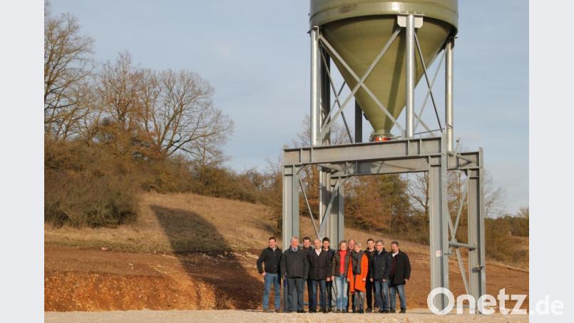 Neues Salzsilo in Wolfsbach mit Bürgermeister Markus Dollacker Zweiter von links) und den CSU-Gemeinderatskandidaten. Bild: lma