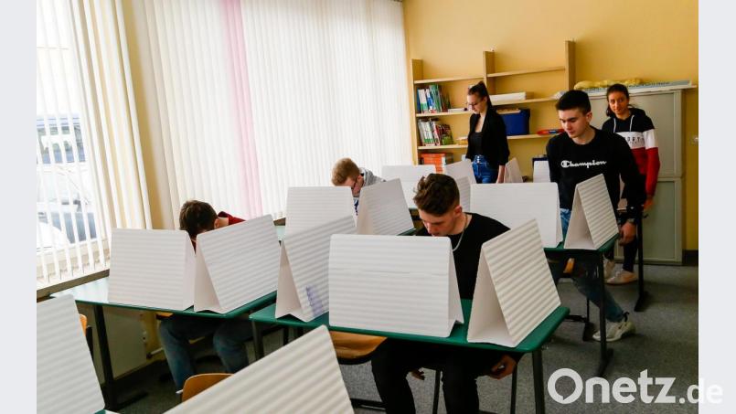 Rund 200 Schüler konnten am Gymnasium Schwandorf an der Jugendwahl zum Landrat teilnehmen. Bild: Clemens Hösamer