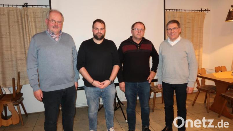 Zum letzten Mal war Gottfried Härtl (links) als Bürgermeister bei einer Jahreshauptversammlung des TSV. Zusammen mit Viz-Bürgermeister Oskar Schuster (rechts) lobte er die Vorsitzenden Johannes Härtl und Helmut Radimerski (von links) für das breite Sportangebot. Bild: bsc