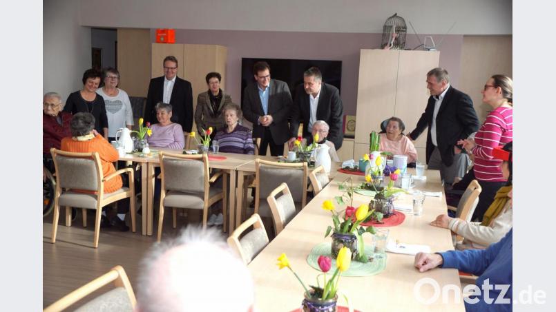 Zufriedene Senioren in der Tagespflege „Senta“ der Diakonie: (stehend von links) Tagesstättenleiterin Maria Reiß, Pflegekraft Cordia Birner, Gemeinderat Matthias Busch, Landtagsabgeordnete Gudrun Brendel-Fischer, CSU-Ortsvorsitzender Franc Dierl, Landratskandidat Klaus Bauer und Dritter Bürgermeister Wolfgang Hübner. Bild: bkr