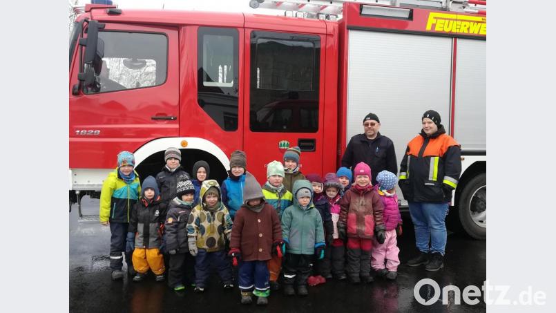 Kommandant Stefan Müller und Jenny Fachtan von der Feuerwehr Waldershof nahmen sich viel Zeit für die kleinen Besucher. Bild: fpoz